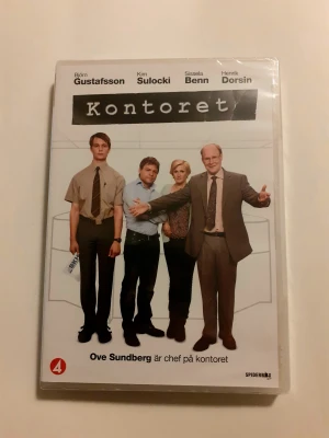 Kontoret - Film: Kontoret. Svensk humorfilm med kända svenska komiker. Helt oöppnad och plasten sitter kvar 🌸