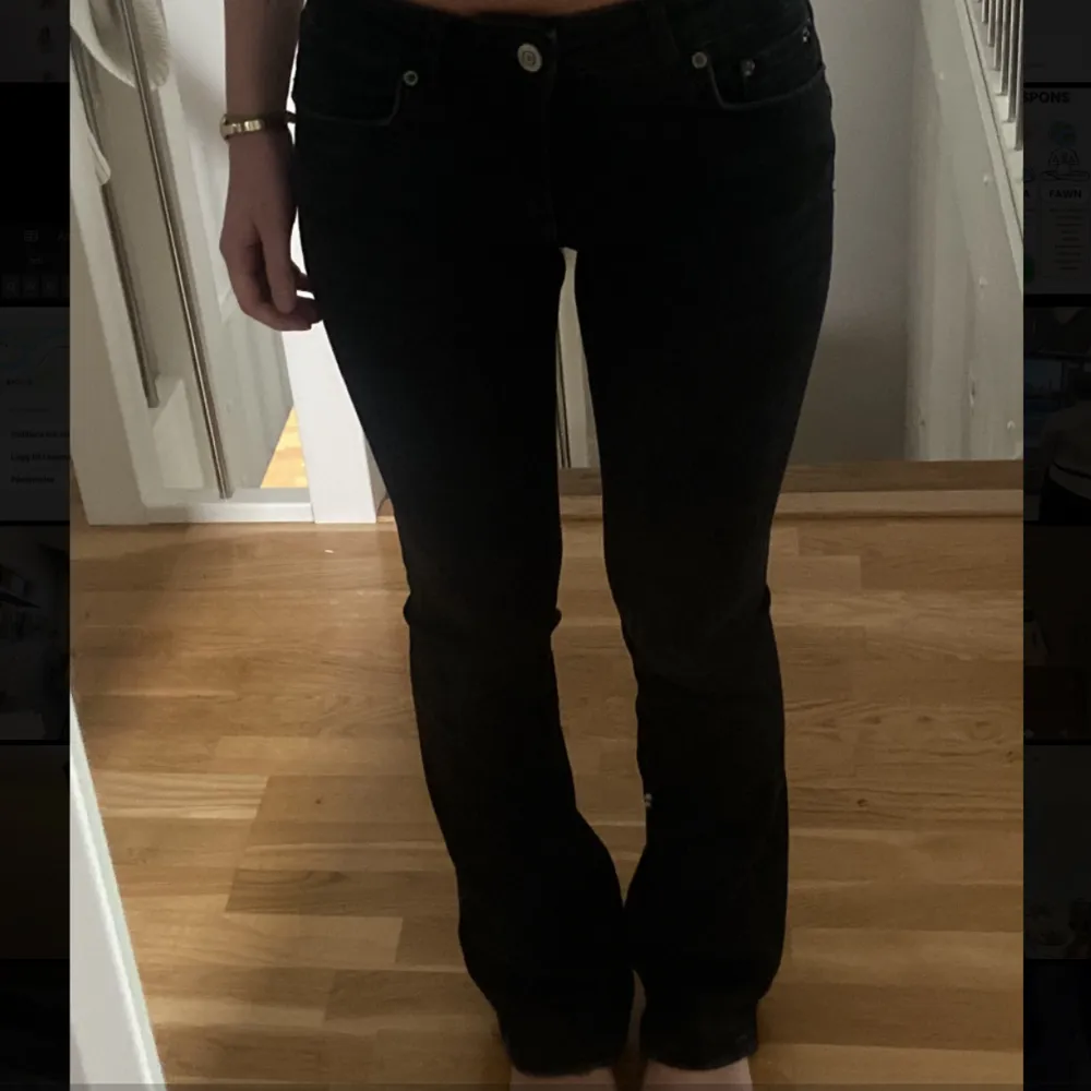 Svarta Jeans ZW the low rise slim bootcut från zara. I fint skick använda få gånger. (Köparen står för frakten) . Jeans & Byxor.