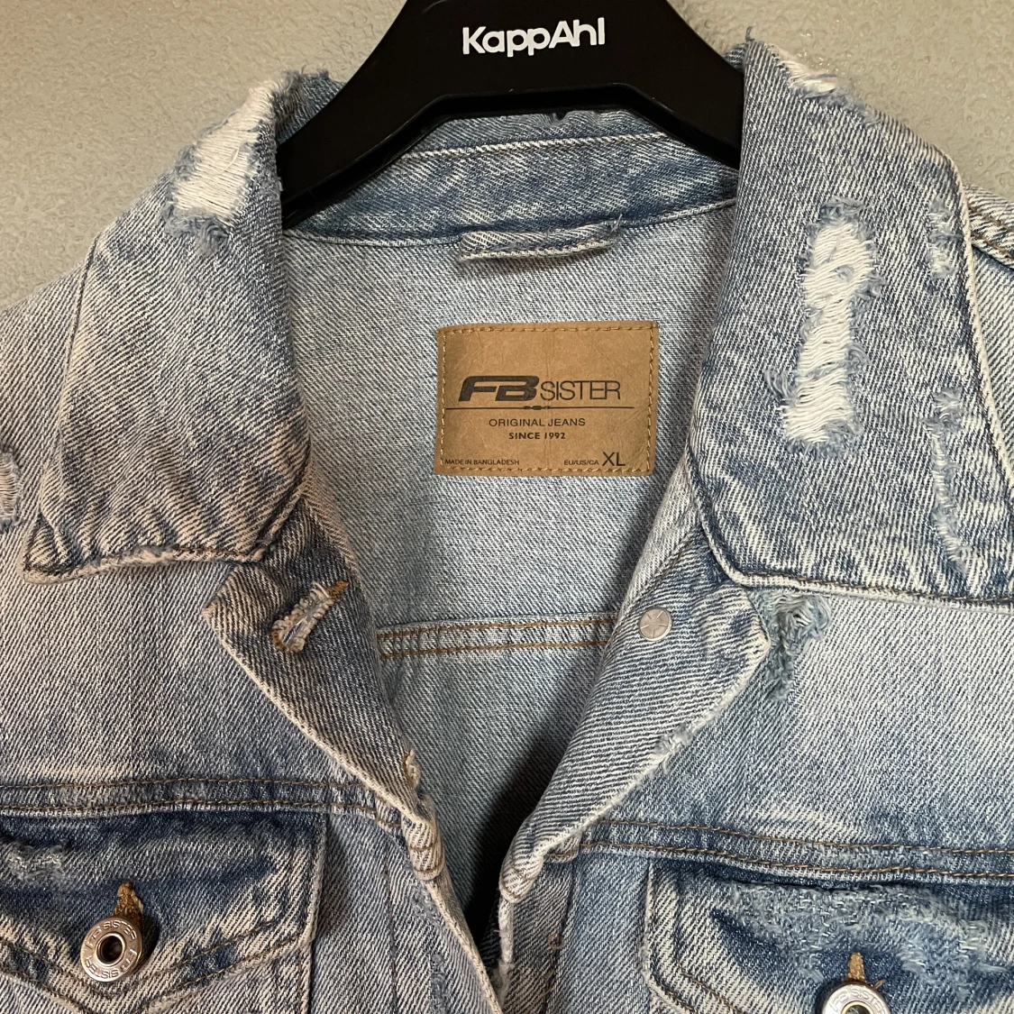 Jeansjacka med hål här och där  - 91