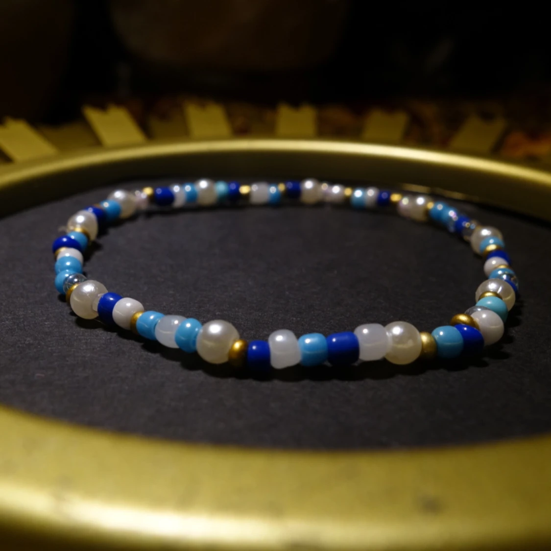 Pärlat armband blått - 90