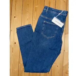 Jeans ”Skinny stretch” från Carin Wester i storlek 42. Aldrig använda och prislappen (499kr) är kvar. Köparen står för fraktkostnaden.