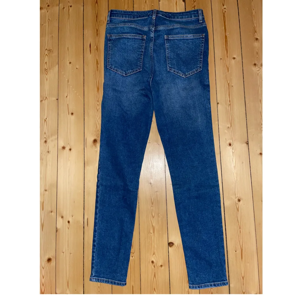 Jeans från Forever 21 i storlek 42. Knappt använda och har dessvärre inte prislappen kvar. Köparen står för fraktkostnaden.. Jeans & Byxor.