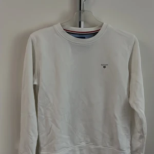 Vit gant tröja  - Säljer denna fina GANT tröja eftersom att den har blivit för liten, använd men som ny i skicket.  Köparen står för frakten🫶🏼