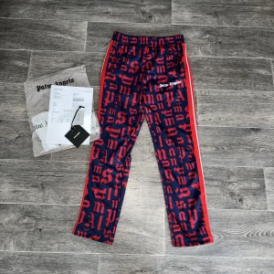 Palm angels trackpants  - Byxorna är som nya använda 1-5 gånger, storlek:L, pris:1999kr fri frakt!🤝🏻 Box och kvitto ingår!
