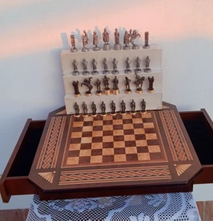 Schackbräde - Handgjord schackbräde i ek (trä) med två lådor för förvaring av pjäserna. Välgjorda pjäser i bly, tenn, silver och guld (pläterad).  Perfekt för dig som älskar schack och spela med klass.   Mitt inköpspris: 6700kr Mitt försäljningspris: 2250kr ink. frakt