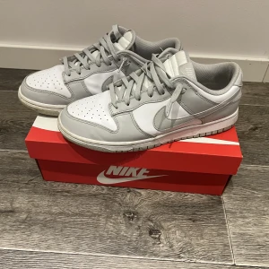 Nike dunk low - Skorna är i väldigt bra beg skick sparsamt använda! Köpta på stock x så kvitto och tag medföljer! Storlek:44,5 (28,5cm)  Pris:1899kr fri frakt! (Crease skydd ingår!)
