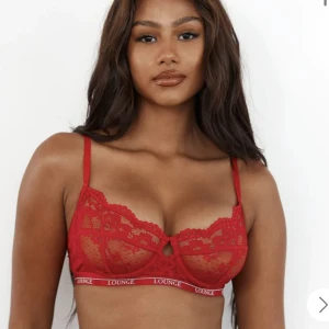 RÖD LOUNGE WEAR BALCONY BH - En jättefin scarlet-röd Balcony bh  från Lounge som tyvärr inte längre passar mig. Knappt använd och inga defekter ❤️ Köpt för 650 . Storleken är 75 DD men den är sjukt liten i stl så mer åt 75C-D.  KÖPAREN STÅR FÖR FRAKT