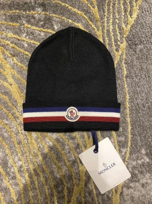 Svart Moncler mössa -  säljer splitter nya moncler mössor i färgen svart har många så det är bara att skriva, storlek onesize