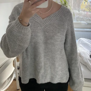 Stickad tröja  - Stickad tröja med V-ringning 