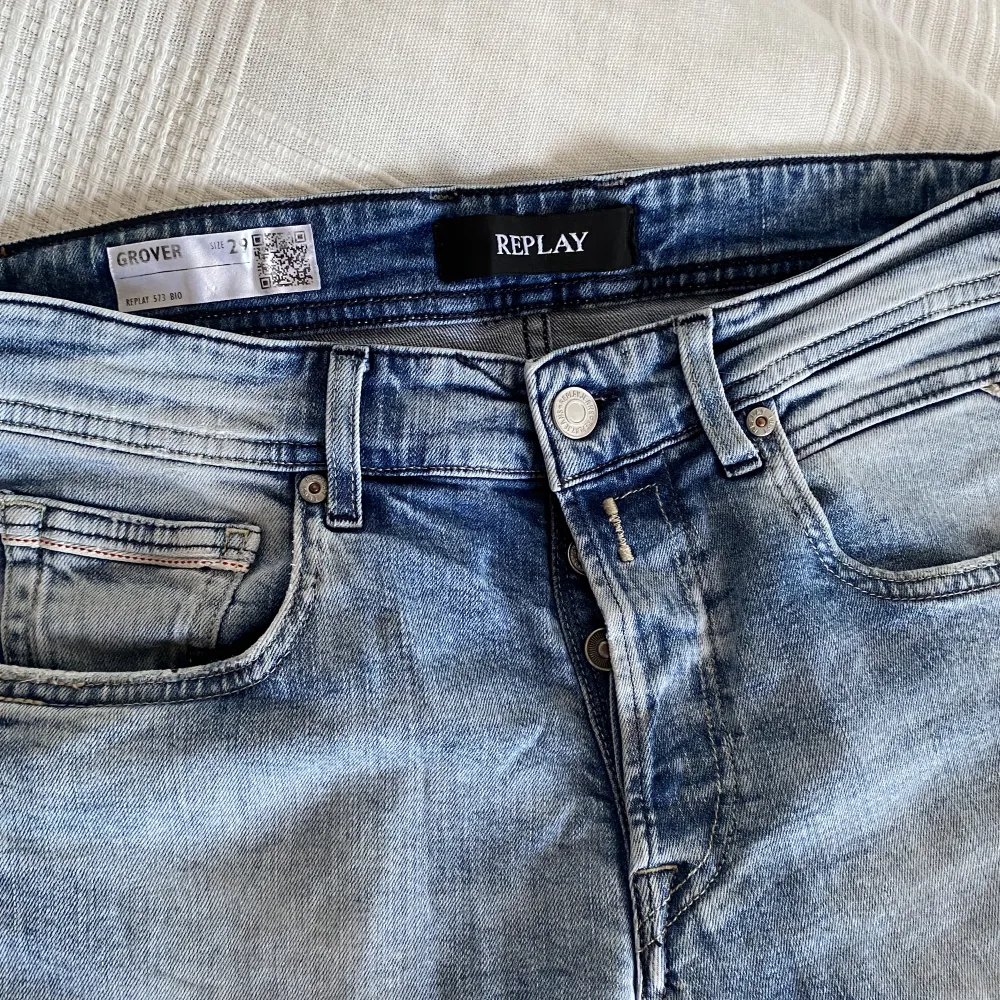 Replay, blåa jeans i fint skick. Nypris: 1399 kr  Säljs för att dem blivit för små. Jeans & Byxor.