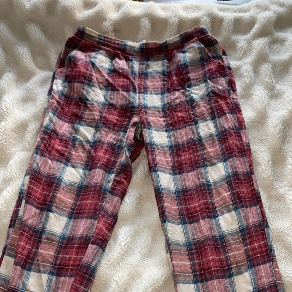 detta är ett par lågmidjade pyjamas byxor som använts ett fåtal gånger, men inga defekter finns. Passar alla under 168 cm, å köpta på zalando i strl S.  Köpta för 199, säljs för 90 💞 Frakten står du för själc 💞. Jeans & Byxor.