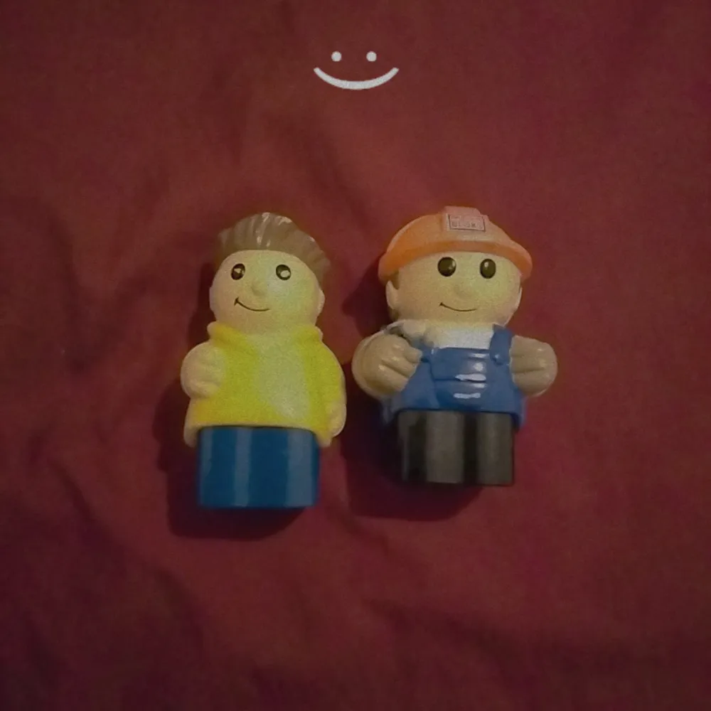 Leksak två gubbar från lego har många men säljer två men om man vill ha den kan vi diskutera om priset kancke man får minus pris eller tabbar om man vill så får man en på 6 kr men två 12 kr. Övrigt.