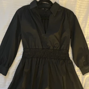 Zara klänning - Svart klänning från zara i fint skick, sälja då den inte kommer till användning längre❤️