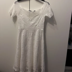 Vit spetsklänning från Bubbleroom - En jättefin vit spetsklänning från Bubbelroom som är perfekt inför studenten eller skolavslutningen. Skicka Dm för frågor eller bättre bilder hur den ser ut på då denna bild var dålig. Använd 1 gång så i nyskick✨