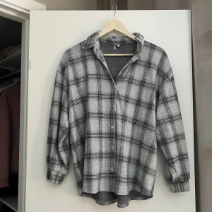 Skjorta - Grårutig skjorta oversize strl. XS. I gott skick! 100 kr Samfraktar gärna! Kolla in mina andra annonser om det finns något av intresse!