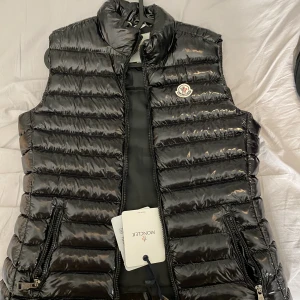 Moncler väst - Säljer min moncler väst då den inte kommer till användning. Äkta. Alla lappar kvar. Storlek 3, passar s-m