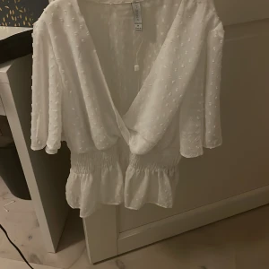 Blus - Blus köpt i somras, har inte kommit till användning, storlek m men passar mig med s❤️