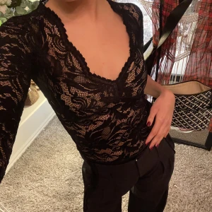 Spetstopp - Säljer denna otroliga spets bodyn i storlek S  Bra skick 💕