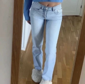 Mid Rise jeans Zara - Superfina ljusblåa midrise straight jeans från Zara i strl 32, knappt använda!  Lånade bilder