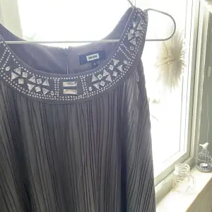 Nästintill oanvänd klänning från BikBok, toppenskick! Supersnygga detaljer vid halsen😍