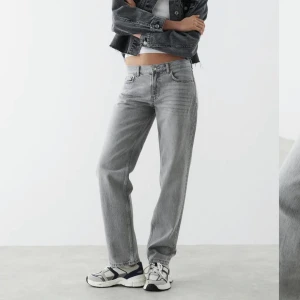 Low waist jeans  - Säljer mina snygga low waist jeans från Ginatricot pågrund av fel storlek för mig. Storlek 36. Använda ett fåtal gånger. Originalpris 499