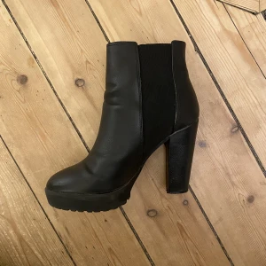 Svarta klackar  - Snygga oanvända pumps från H&M!  Storlek 37.  3st för 500kr!