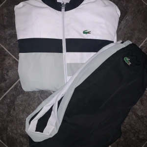 Lacoste set - Fint set ifrån lacoste, inte min stil längre, pris kan diskuteras via snabb affär 