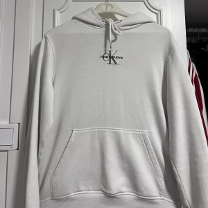 Calvin Klein hoodie  - Säljer denna Calvin Klein hoodien, den är använd ett par gånger och är i strl S