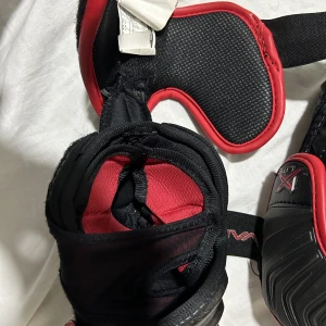 Hockey Armbågas skydd  - Är använda 