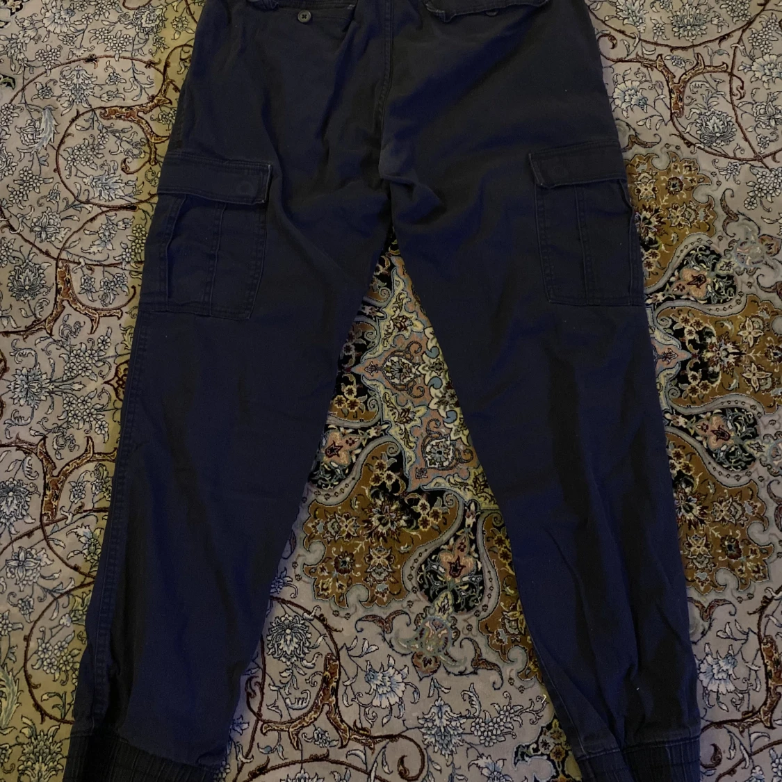 Mörkblå byxor  - 90