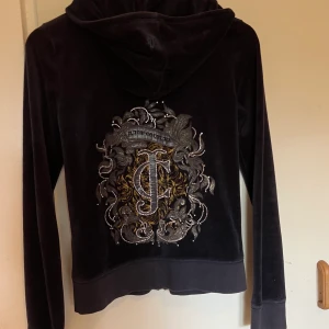 Juicy zip up med glitter/rhinestone tryck!  - Juicy tröja i superskurken material och gulddetslj, helt ok skick utan fläckar elr hål/slitage förutom lite slitage på trycket. Strl s! Köpt på sellpy för 550kr.  