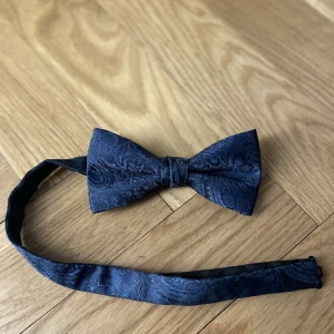 Fin fluga använd en gång  - Väldigt fint skick.  Köp hela outfiten - finns både kostymbyxor och kostym till denna fluga. Finns i min profil. 