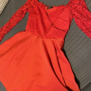 Röd klänning  - Röd klänning 