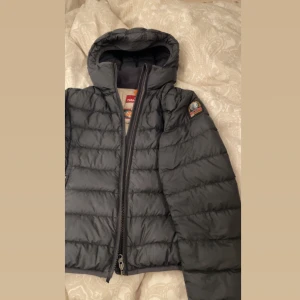 Parajumper jacka dam - Hej! Jackan är köpt på Kidsbrandstore för cirka 1år sedan Jackan e i fint skick då ja nästan aldrig använt den. Storleken är Xs/Xss 