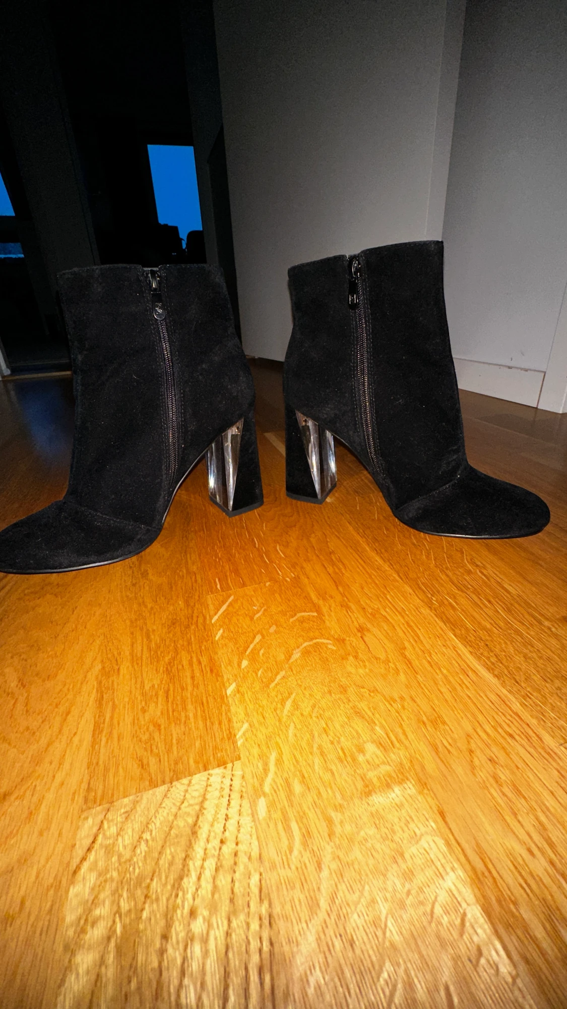 Nya svarta mocka boots med fin detalj på klack