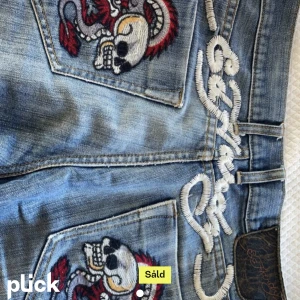 Ed hardy jeans - Säljer dessa sjukt snygga byxor! Lånade bilder från förra ägaren. Säljer dåd det inte är min stil längre! Använd gärna köp nu!