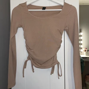 Tröja - Oanvänd beige/nude topp från shein i storlek xs, knytdetalj i sidorna