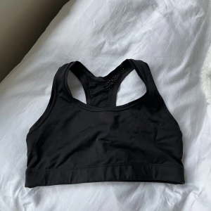 Casall sport-bh - Svart sport-bh i stolek S från Casall i bra skick 