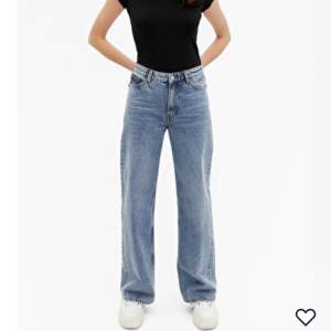 Vida jeans från monki i modellen Yoko. Storlek 25.