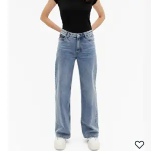 Vida jeans från monki i modellen Yoko. Storlek 25.