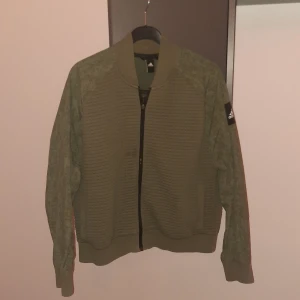 Grön mordärn sportjacka - Jättefin sportig sommarfräch jacka,  använd endast ett fåtal gånger.