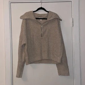 Tröja hm  - Trendig beige stickad tröja från hm som knappt är använd. Storlek L men inte så stor i storleken. Frakt tillkommer