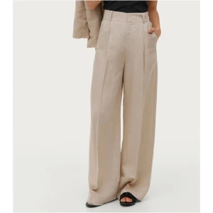 Linnebyxor från ellos  - Beiga linnebyxor från ellos i storlek 40. Om du är intresserad så kan jag skicka bilder. 