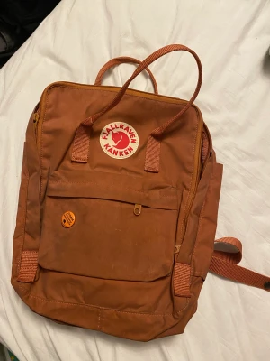 Fjällräven ryggsäck  - Fjällräven ryggsäck, flitigt använd, väskan är skitig men kanske finns någon som är duktig på att fixa ❤️
