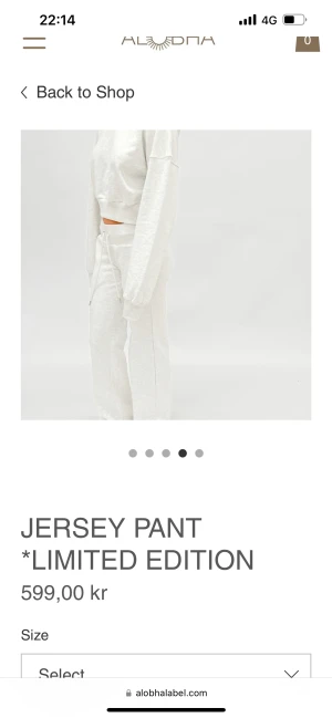 Nya Alobha sweatpants - Säljer två par av dessa Alobha sweatpantsen i storlek S. Då jag köpte både XS och S, och vill behålla XS. Kollar här om någon vill köpa innan jag returnerar. Säljer till högstbjudande. De ligger fortfarande i plastförpackning