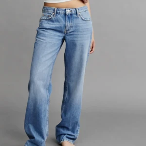 low waist jeans  - har ett par low waist jeans från gina tricot som ej passar mig längre. De är i nyskick, använda max 5 gånger.  Nypris 499kr. Frakt tillkommer!