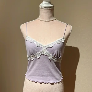 Lila linne - Super fint och gulligt lila linne som är använt fåtal gånger. Bra kvalite! Med spets vid bysten