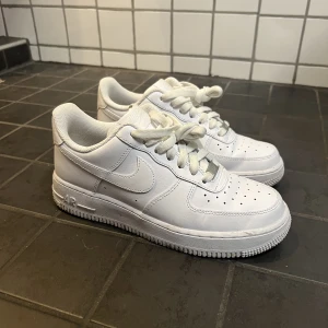 Skor - Nike Air Force  - Säljer mina air force då dom inte kommer till användning. Använda fåtal gånger så i jättebra skick. Skriv för mer info eller bilder ❤️❤️(går såklart att tvätta osv)