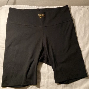 Bikingshorts/cykelbyxor - Bikingshorts från Nike, storlek M. Kan mötas upp i Uppsala eller Gävle :) Ord pris 500 kr.