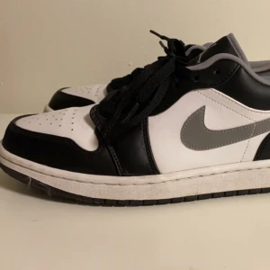 Jordan 1 low  - 44,5  Säljs för 850  Jordan 1 skick 8,5/10 Äkta 